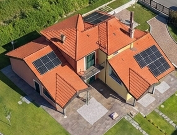 Villa con impianto fotovoltaico sul tetto, progetto realizzato da Edil 4 Costruzioni Edili