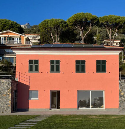Facciata di villa unifamiliare ristrutturata da Edil 4 Costruzioni Edili